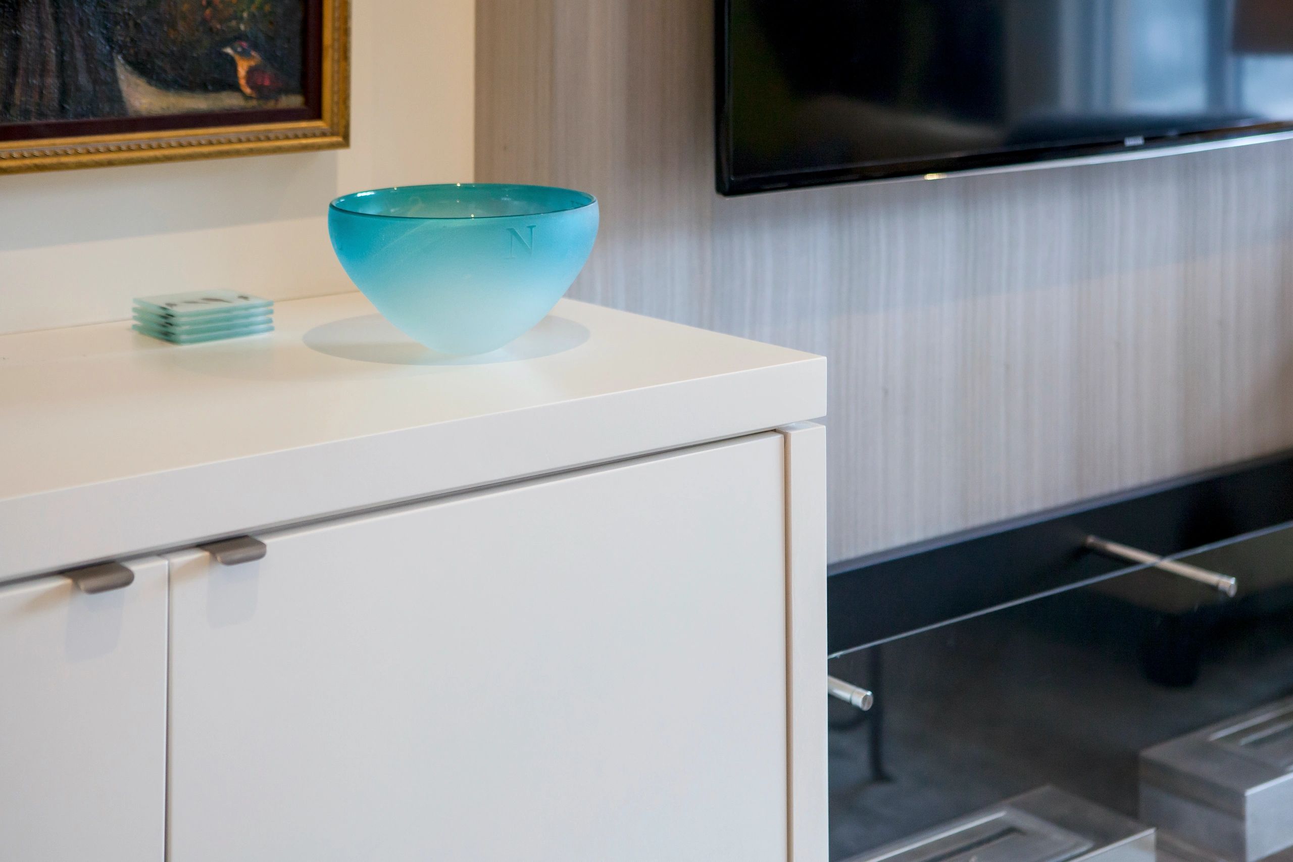 Minimalist console table interior