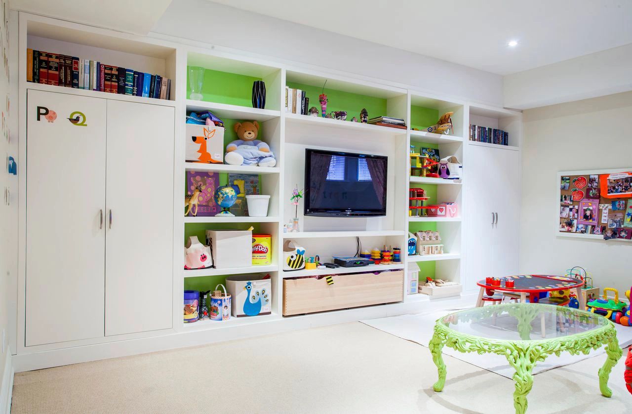 Yona Hillhurst built-in